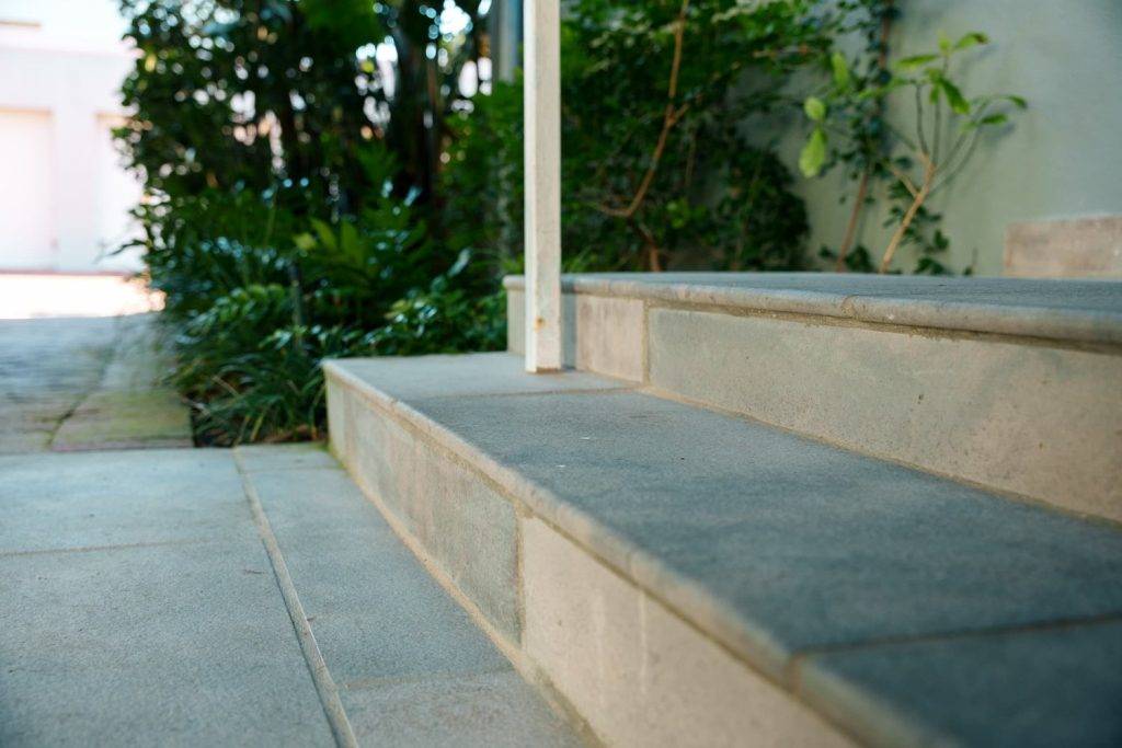 installation-flamed-granite-tile-coping-1