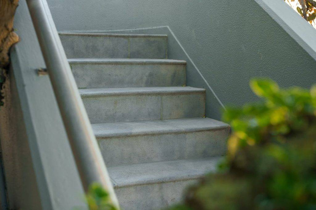 installation-flamed-granite-tile-coping-2