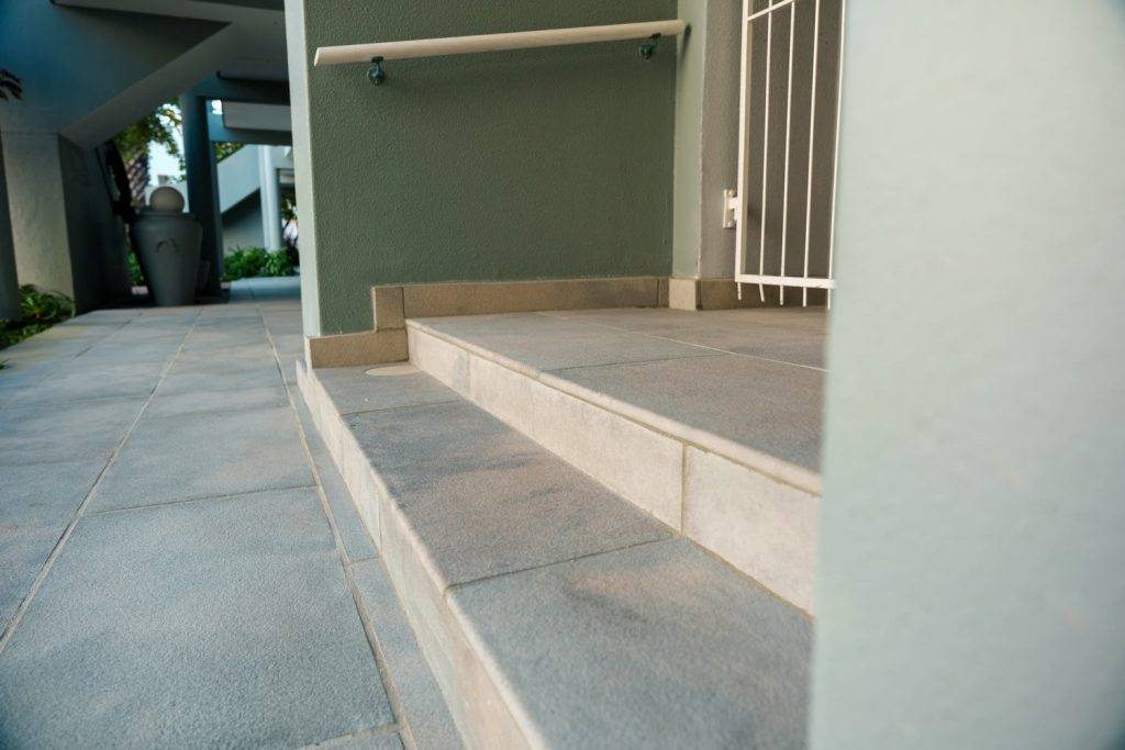 installation-flamed-granite-tile-coping-3